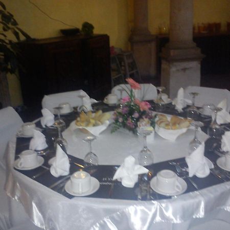 Howard Johnson By Wyndham Morelia Calle Real Esterno foto