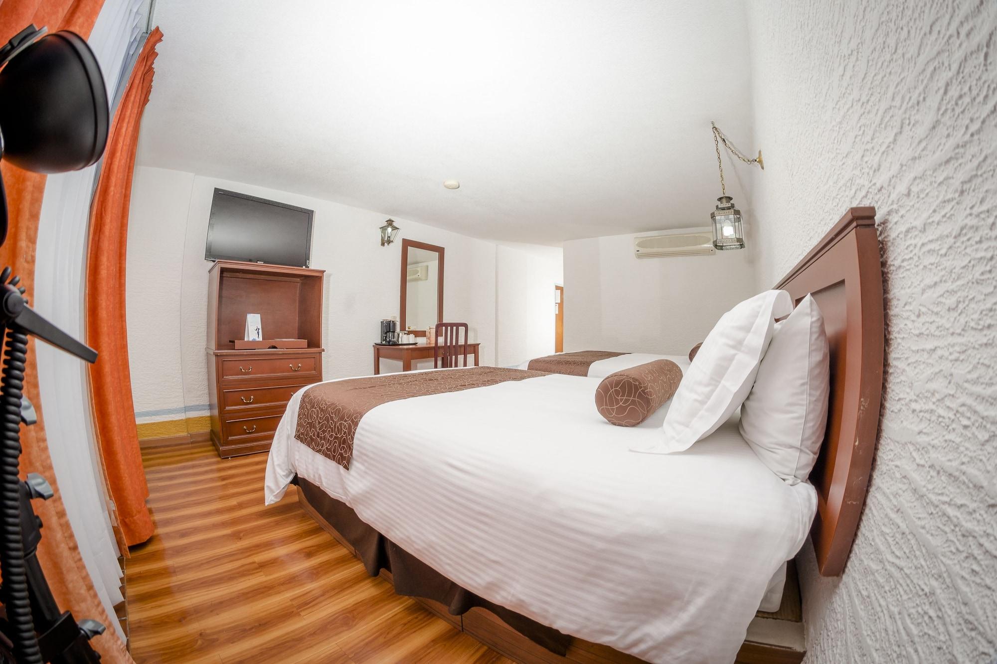 Howard Johnson By Wyndham Morelia Calle Real Esterno foto