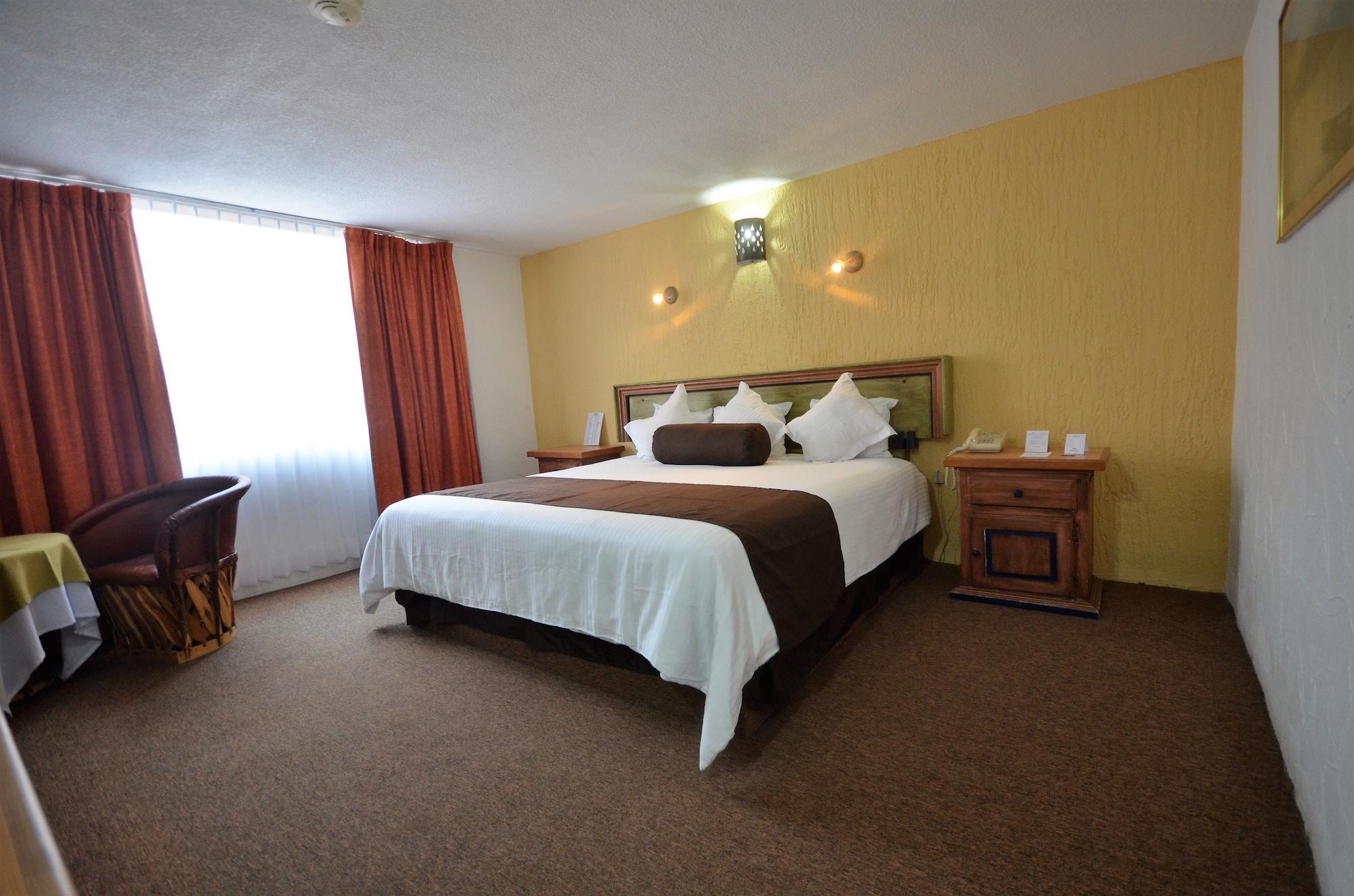Howard Johnson By Wyndham Morelia Calle Real Esterno foto