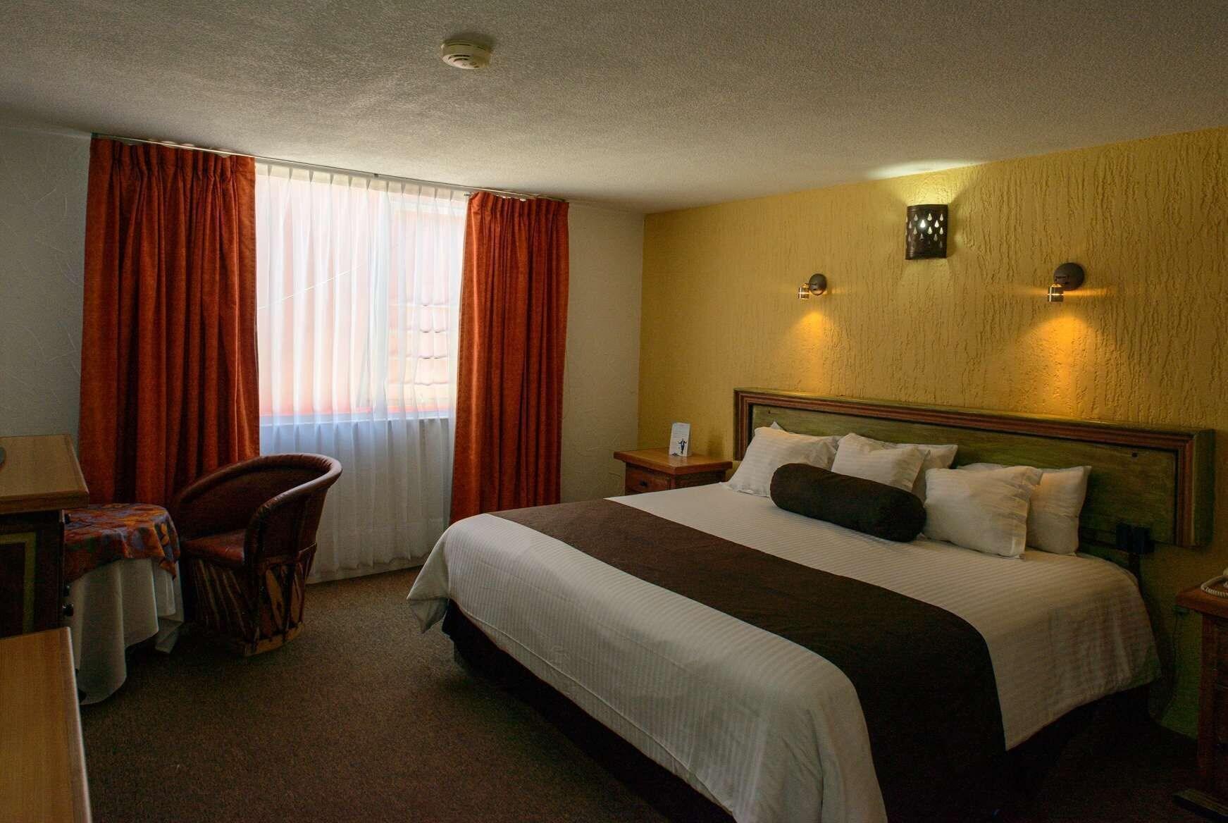 Howard Johnson By Wyndham Morelia Calle Real Esterno foto