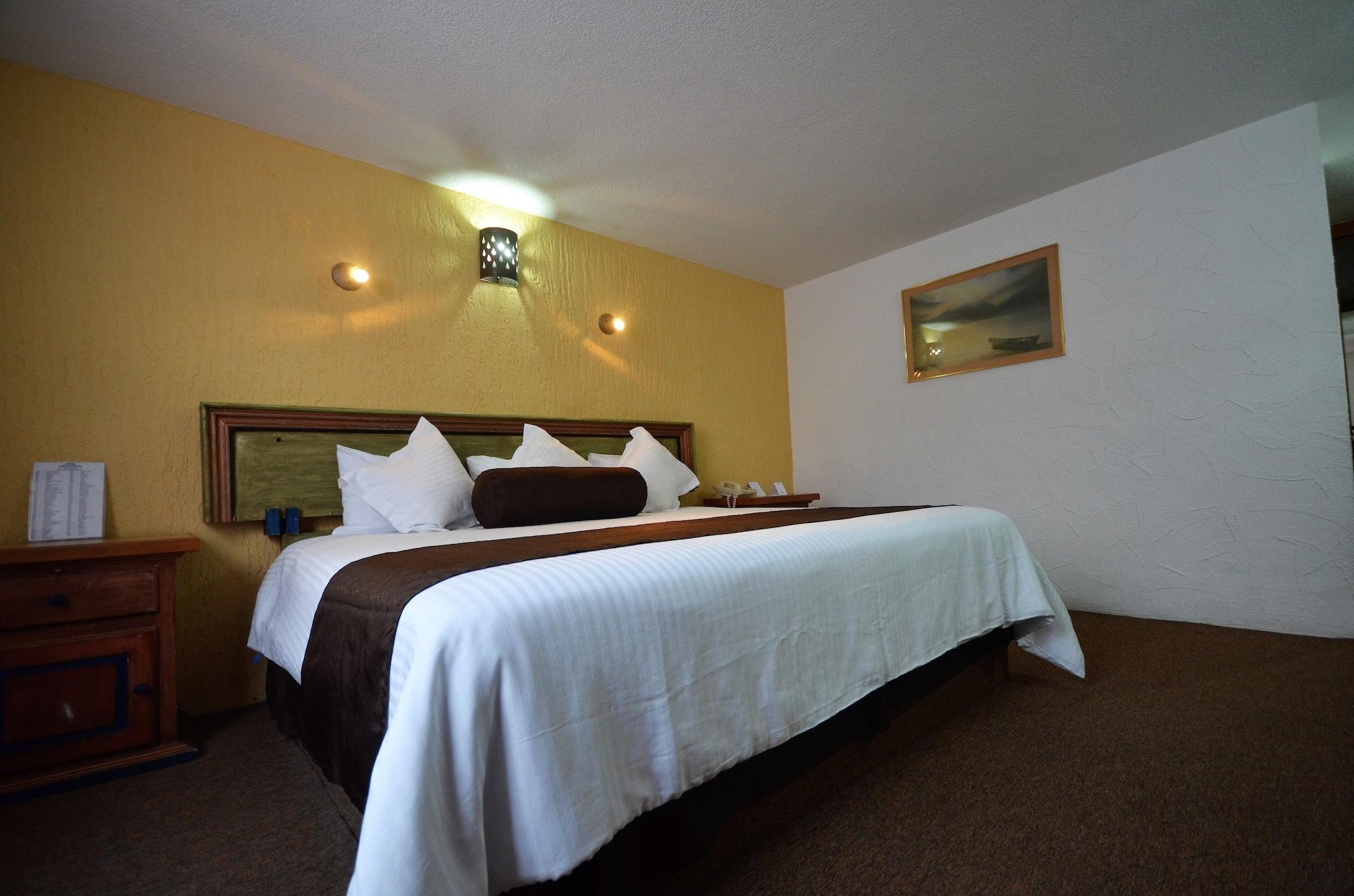 Howard Johnson By Wyndham Morelia Calle Real Esterno foto