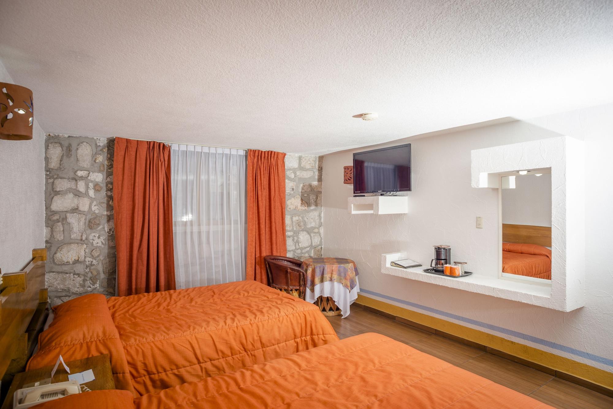 Howard Johnson By Wyndham Morelia Calle Real Esterno foto