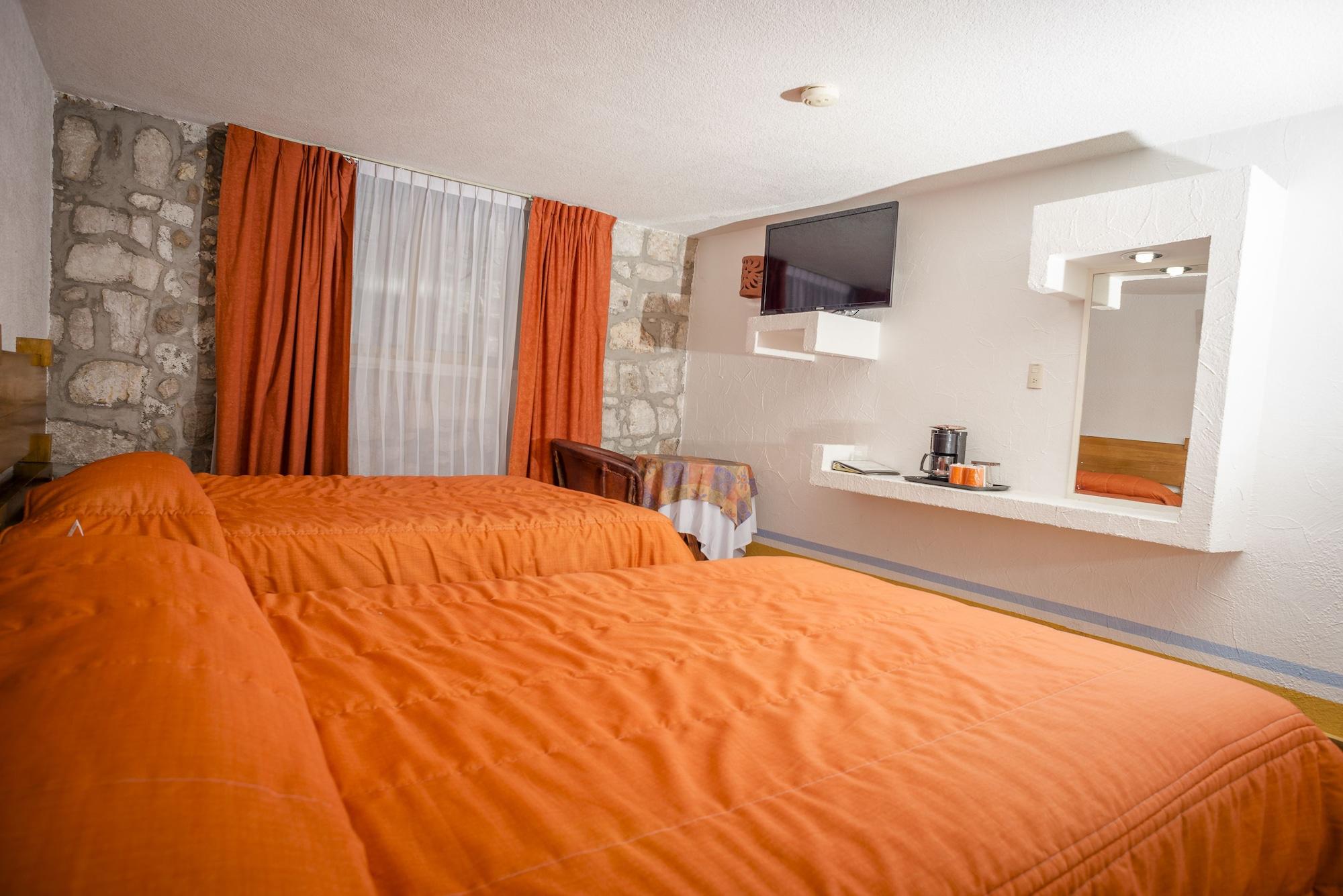 Howard Johnson By Wyndham Morelia Calle Real Esterno foto