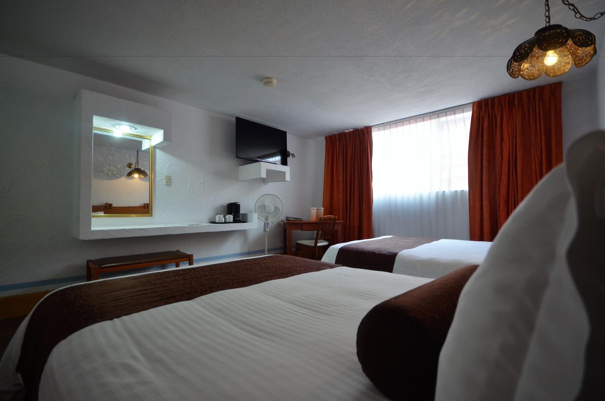 Howard Johnson By Wyndham Morelia Calle Real Esterno foto