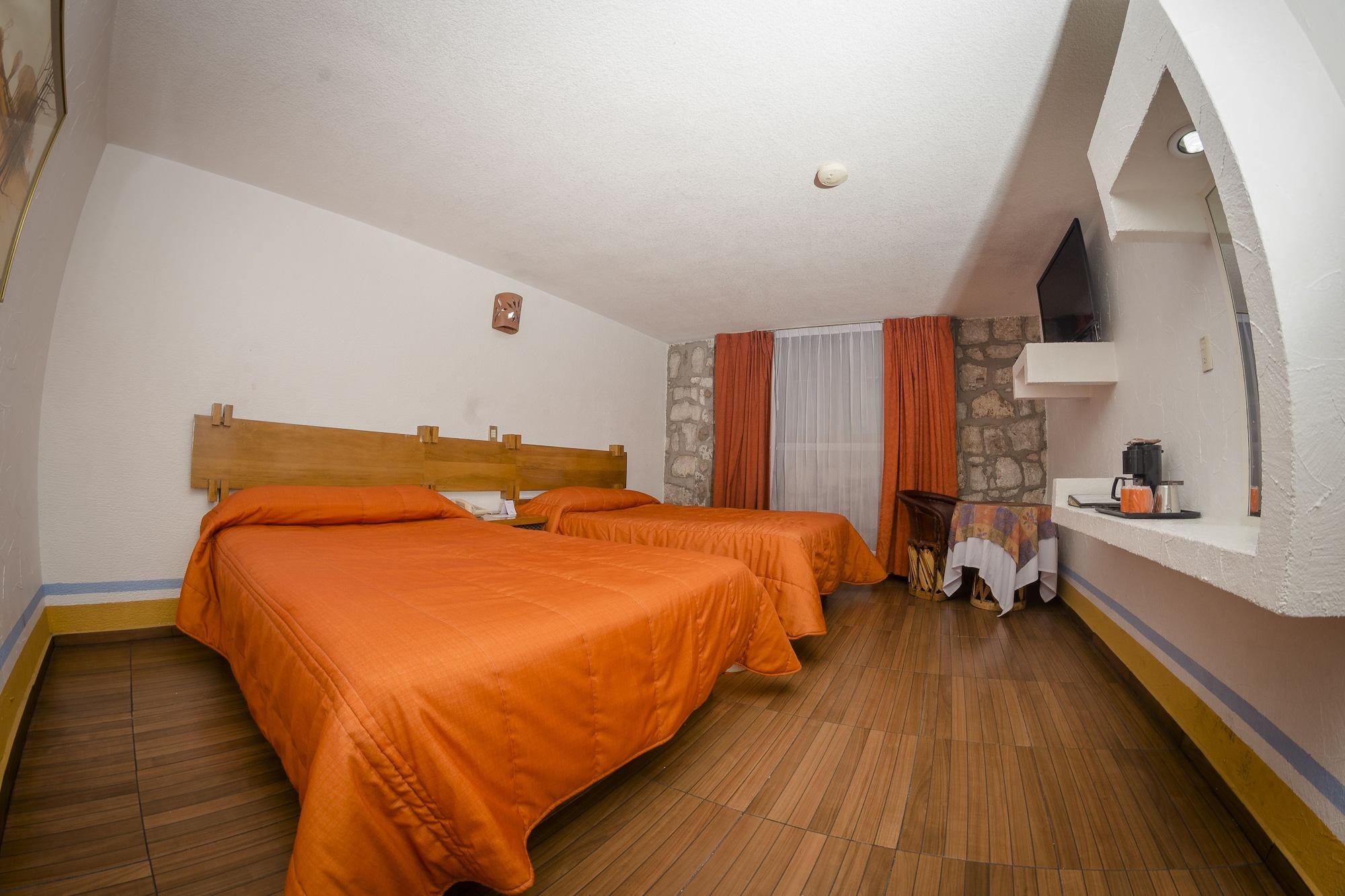 Howard Johnson By Wyndham Morelia Calle Real Esterno foto