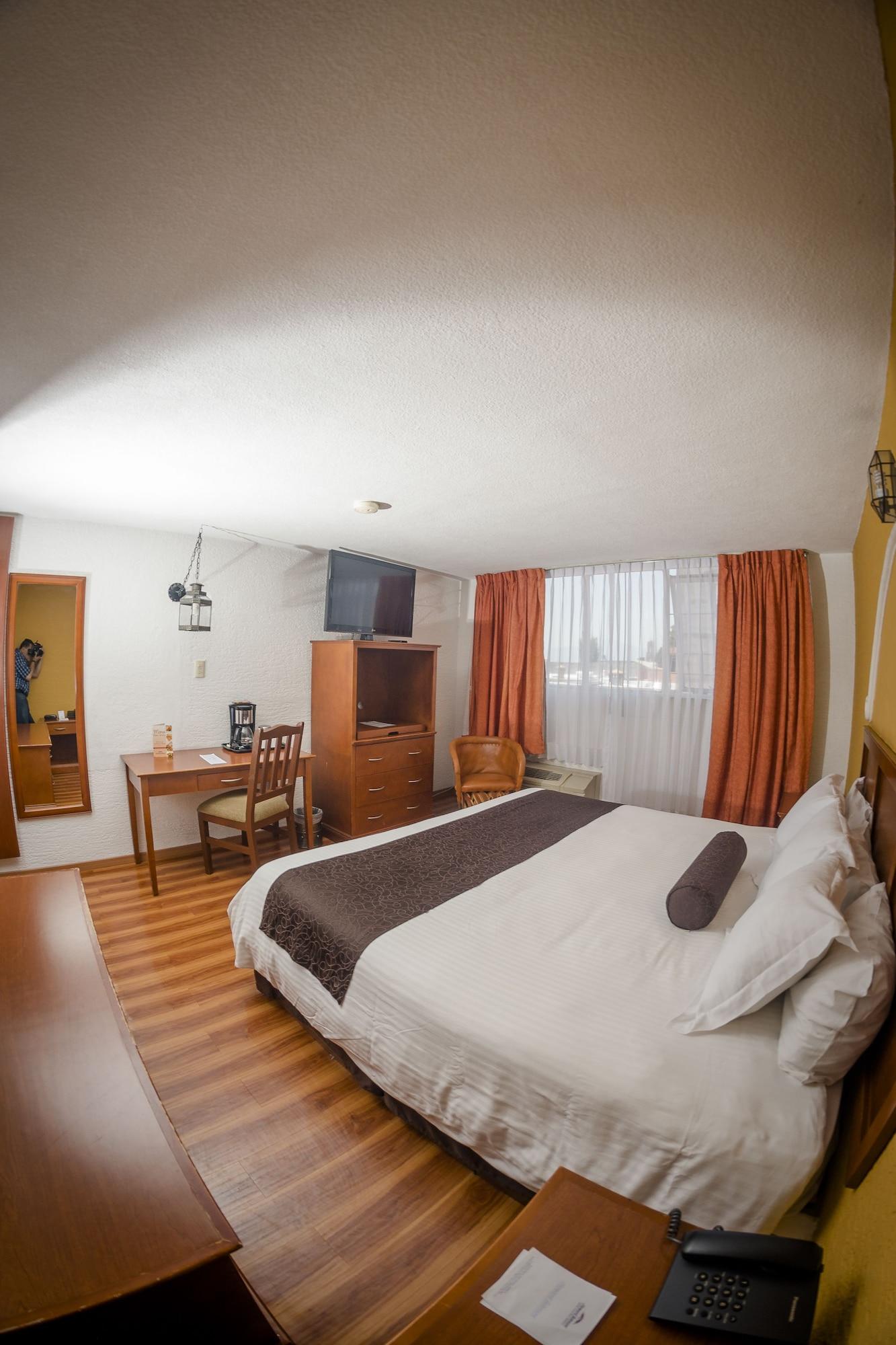Howard Johnson By Wyndham Morelia Calle Real Esterno foto