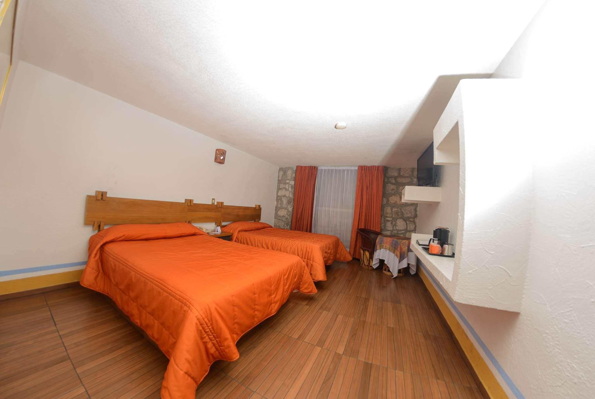 Howard Johnson By Wyndham Morelia Calle Real Esterno foto