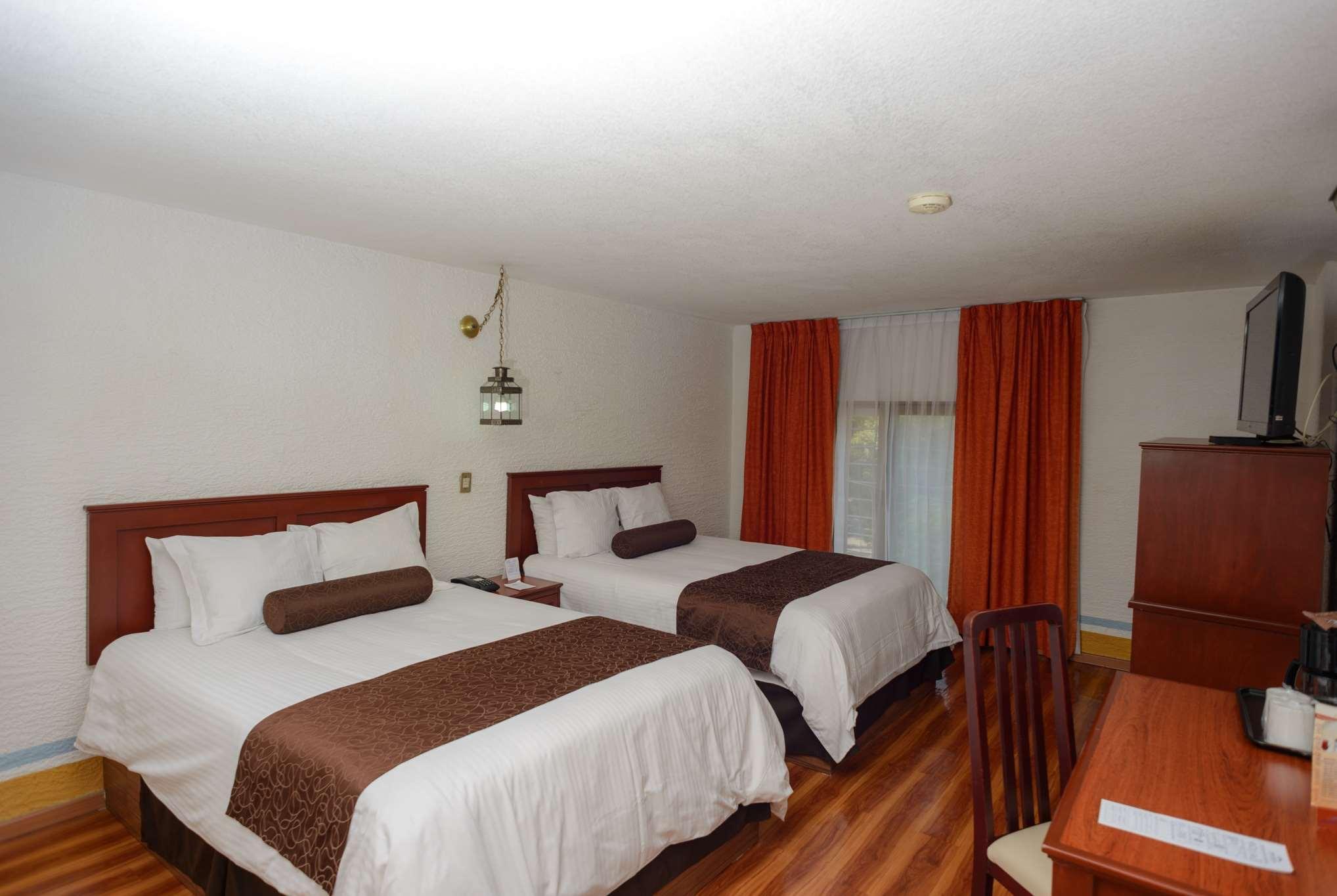 Howard Johnson By Wyndham Morelia Calle Real Esterno foto