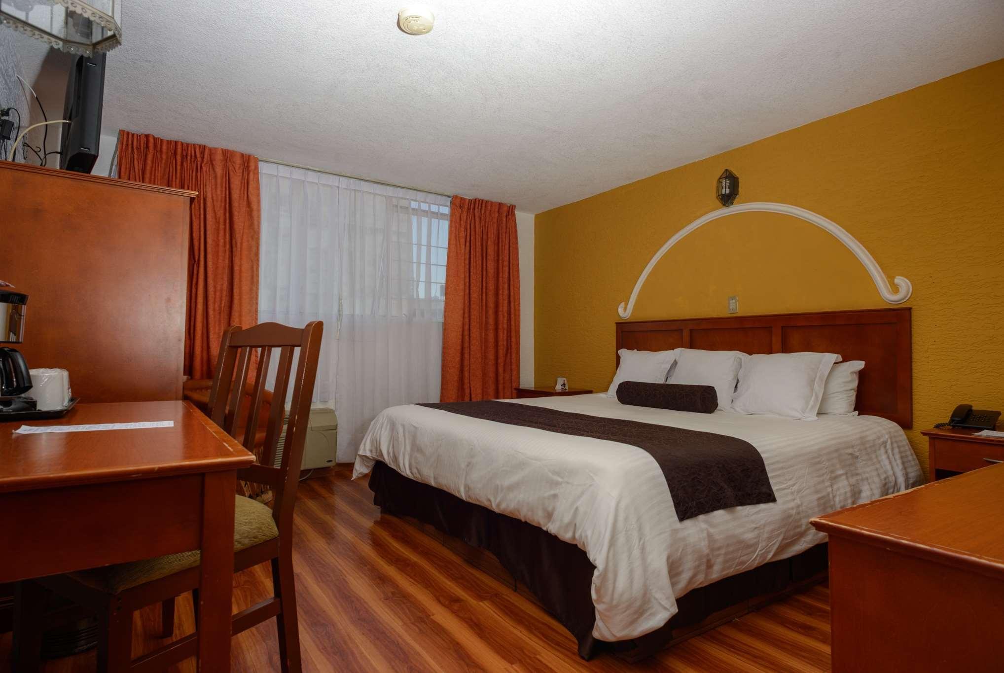 Howard Johnson By Wyndham Morelia Calle Real Esterno foto