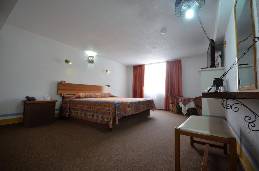 Howard Johnson By Wyndham Morelia Calle Real Esterno foto