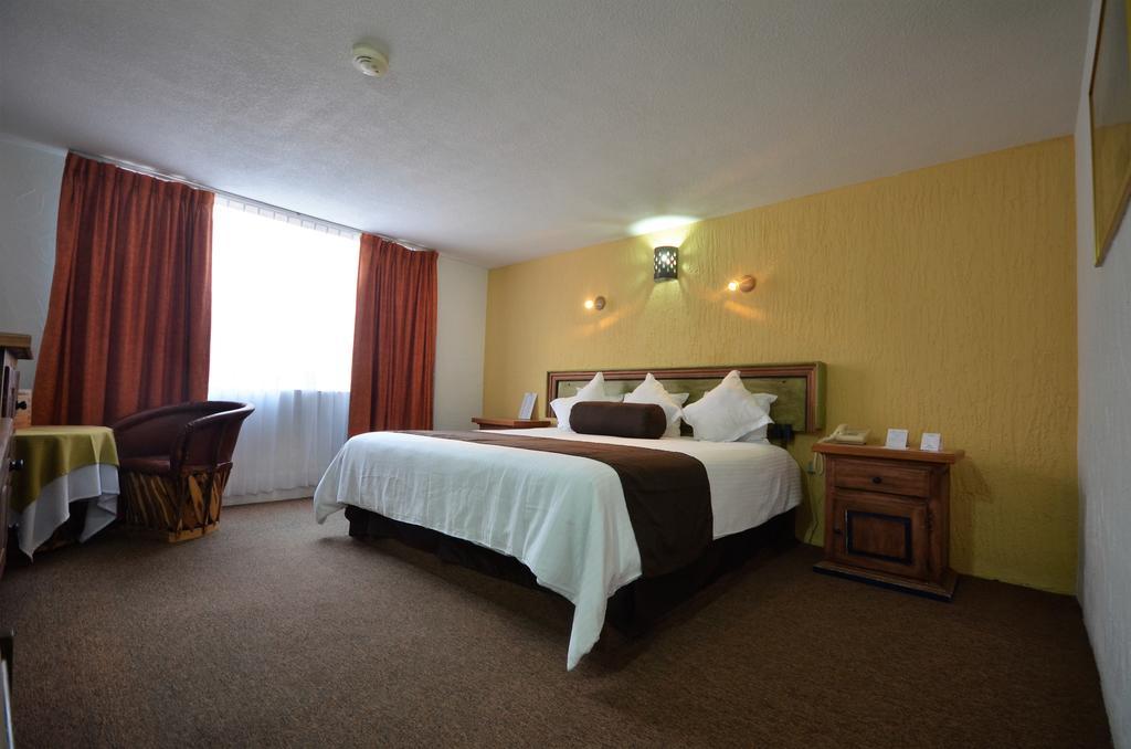 Howard Johnson By Wyndham Morelia Calle Real Esterno foto