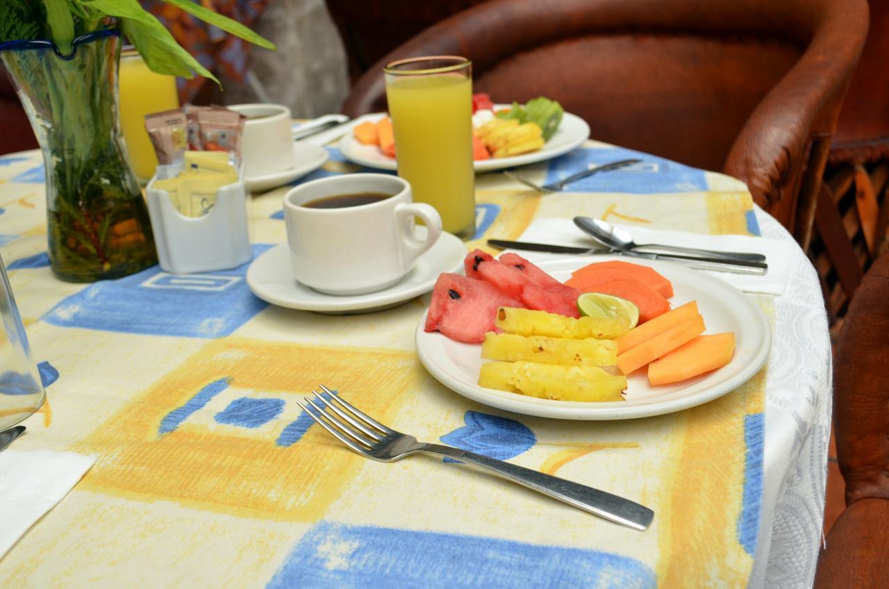 Howard Johnson By Wyndham Morelia Calle Real Esterno foto